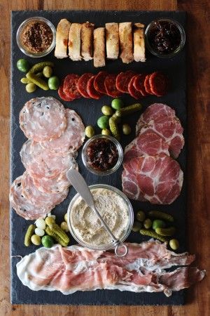 Antipasto Platter, Charcuterie Platter, Snacks Für Party, Cheese Platters, Food Platters, Food Presentation, Hot Pot, Beautiful Food, Appetizer Snacks