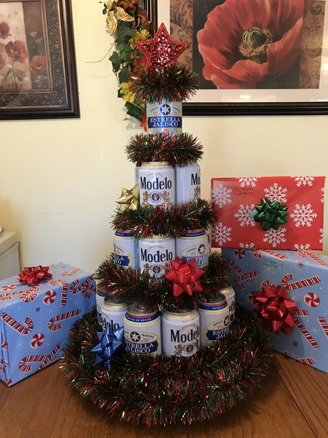 Beer Christmas Gift Ideas, Beer Themed Christmas Tree, Beer Can Christmas Tree, Beer Christmas Tree, Beer Christmas Gifts, Beer Case, Christmas Beer, Tree Centerpieces, Christmas Baskets