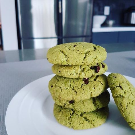 Midori Spring Matcha Almond Flour Cookies (Gluten Free, mostly Organic) Simple, quick, tasty cookie recipe. Don't need a mixer, can use a flat spatula, or larg Smoothie Recipes Spinach, Matcha Cookies Recipe, Cacao Nibs Recipes, Matcha Muffins, Almond Flour Recipes Cookies, Matcha Almond, Almond Flour Biscuits, Matcha Cookies, Keto Smoothie Recipes