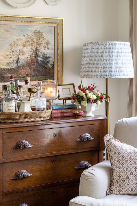 Martha Stewart Aesthetic Home, Martha Stewart Home Aesthetic, Martha Stewart Aesthetic, Nancy Myers Homes, Nancy Meyers Aesthetic, Nancy Myers, Grocery Store Flowers, Collected Home, Traditional Eclectic