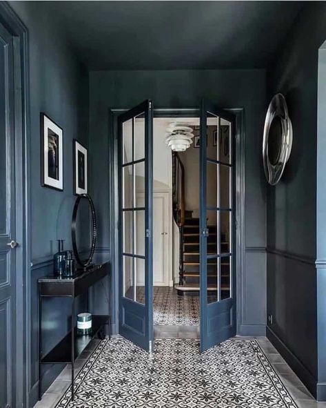 THIS PAINT TRICK WILL MAKE YOUR ROOM LOOK BIGGER THAN IT ACTUALLY IS Lighting Stairs, Decorative Ceiling Panels, Color Drenching, Ceiling Paint Colors, Floors Ideas, Dark Ceiling, Interior Design Blogs, Dark Hallway, Decorating Bookshelves