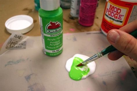 Easy DIY Window Clings Using Mod Podge - Mod Podge Rocks Homemade Window Cleaner, Diy Window Clings, Christmas Window Clings, Window Storage, Stained Glass Window Clings, Arthur Christmas, Stained Glass Cookies, Mod Podge Crafts, Making Glass