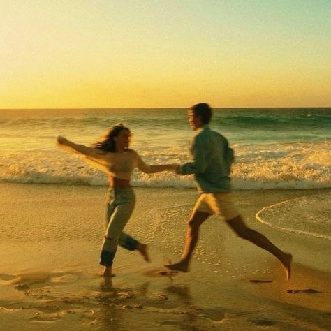 Friends With Arms Around Each Other, Spring Romance Aesthetic, Wholesome Engagement Photos, Beach Romance Aesthetic, Gentle Love Aesthetic, Best Beach Poses, Photos Amoureux, Goals To Set, The Beach With Friends