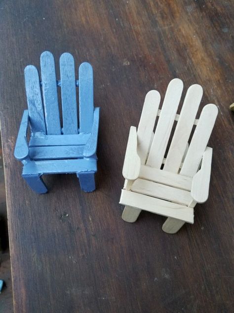 Popsicle Furniture, Popsicle Stick Houses, Diy Popsicle Stick Crafts, Sticks Furniture, Fairy Garden Furniture, Diy Popsicle, Popsicle Crafts, Miniature Chair, Doll Furniture Diy