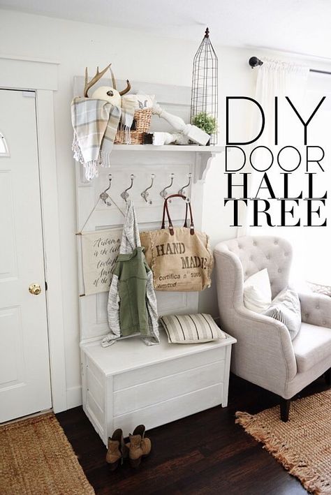 DIY hall tree - Made from an old door! Such a simple build & great for a small entryway for function and beauty! Shabby Chic Entryway, Door Hall Trees, Koti Diy, Rustic Entryway, Small Entryway, Hall Tree, Cool Ideas, Farmhouse Homes, Diy Door