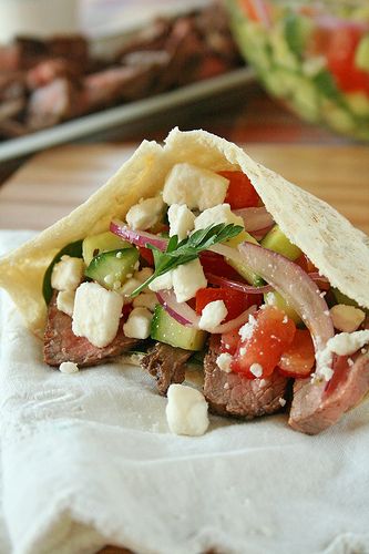 greek steak salad pita2 Steak Pita Pockets, Steak Pita Recipes, Steak Pita, Greek Steak, Pocket Recipes, Pocket Sandwiches, Pita Pocket Recipes, Recipe Sandwich, Steak Dinners