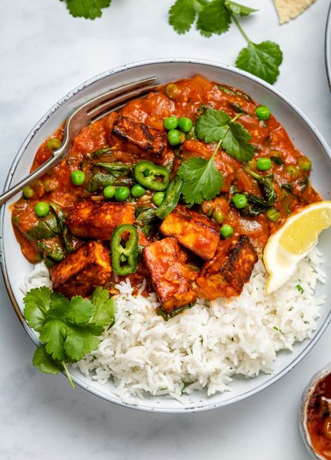 A rich and satisfying veggie curry, packed with flavour this Paneer Curry with Spinach and Peas is a real winner! #paneercurry #vegetarianmeals Curry With Spinach, Cauliflower And Chickpea Curry, Paneer Curry Recipes, Recipe For Rice, Vegetable Entrees, Veggie Curry, Paneer Curry, Curry Recipes Vegetarian, Indian Cheese