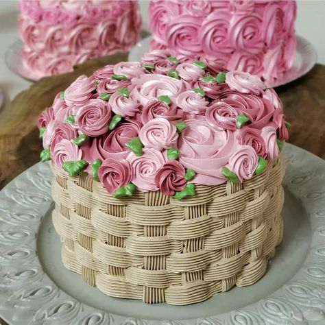 Birthday Cake Roses, Buttercream Birthday Cake, Cake Decorating For Beginners, Cupcake Cake Designs, Spring Cake, Simple Cake Designs, Cake Decorating Piping, Creative Cake Decorating, Cake Decorating Frosting