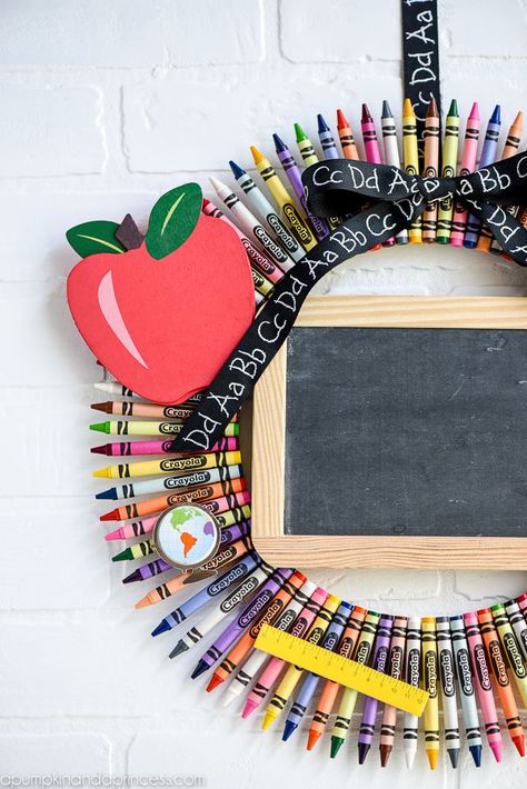 DIY Chalkboard Crayon Wreath - a great teacher gift to celebrate the beginning of a new school year! Classroom Wreath, Crayon Wreath, Teacher Appreciation Diy, Escuela Diy, School Wreaths, Teacher Wreaths, Teacher Graduation Gifts, Diy Crayons, Teacher Appreciation Gifts Diy