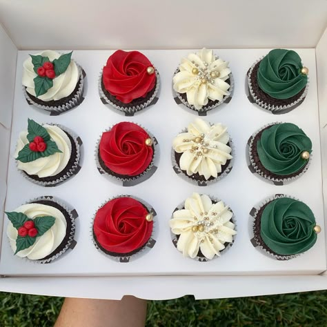 Red Velvet Cupcakes Christmas, Emerald Cupcakes, Christmas Cupcake Decorating Ideas, Cupcakes For Thanksgiving, Cupcakes To Go, Christmas Cupcake Cake, Winter Cupcakes, Mini Christmas Cakes, Christmas Cupcakes Recipes