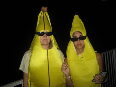 Banana Suit Costume, Banana Costume Aesthetic, Banana Costume Women, Halloween Ideas 2 People, Funny Costume Ideas For 2 Friends, Partner Costume Ideas, Duos Costume Ideas, Anime Duo Costumes, Halloween Duos Best Friends