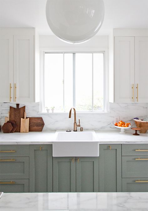 Two Toned Kitchen Cabinets, Kitchen Cabinet Trends, Two Tone Kitchen, Green Kitchen Cabinets, New Kitchen Cabinets, Green Cabinets, Trendy Kitchen, Painting Kitchen Cabinets, Counter Tops