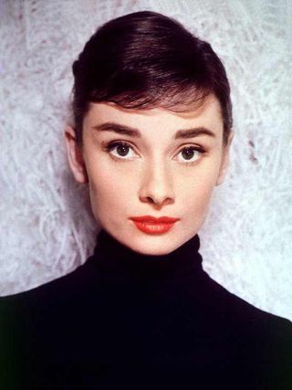 Audrey Hepburn Wallpaper, Audrey Hepburn Outfit, Audrey Hepburn Photos, Brown Hair Shades, Humanitarian Aid, Audrey Hepburn Style, Hepburn Style, Tainan, Roman Holiday