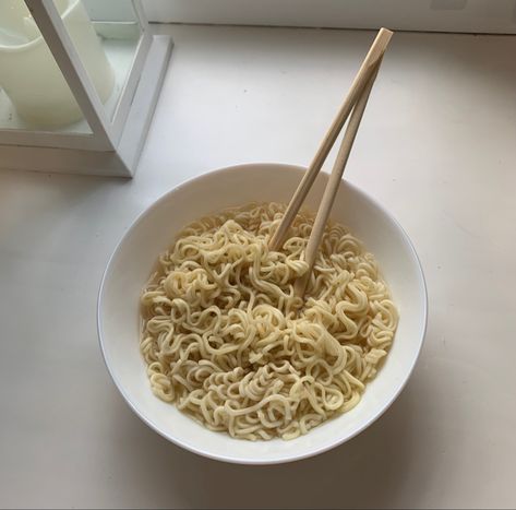 Mr Noodles, Noodles Aesthetic, Super Noodles, Plain Noodles, Garlic Butter Noodles, Buttered Noodles, Yummy Comfort Food, Rice Noodles, Easy Snacks