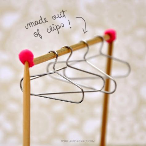 Crafts For Kids To Make At Home - DIY Paper Clips To Mini Hangers - Cheap DIY Projects and Fun Craft Ideas for Children - Cute Paper Crafts, Fall and Winter Fun, Things For Toddlers, Babies, Boys and Girls to Make At Home http://diyjoy.com/diy-ideas-for-kids-to-make Paperclip Crafts, Craft Fair Displays, Album Diy, Crafty Moms, Clothes Hangers, Barbie Diy, Barbie Accessories, Barbie House, Paper Clips