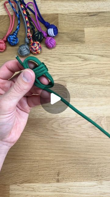 Monkey Fist Keychain, Paracord Monkeyfist, Monkey Fist Knot, Paracord Crafts, Paracord Tutorial, Monkey Fist, Paracord Keychain, Rope Crafts Diy, Rope Knots