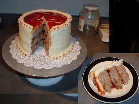 how to make a meat cake.. picture tutorial Food Imposters, Weird Desserts, Meatloaf Cake, April Fools Food, Fun Pranks, Fool Recipe, Food Pranks, Meat Cake, Cakes To Make