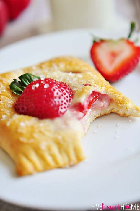 Strawberry Pastries, Cream Cheese Pastries, Cheese Pastries, Cream Cheese Pastry, Strawberry Breakfast, Sliced Strawberries, Cheese Pastry, Breakfast And Brunch, Crescent Roll Recipes