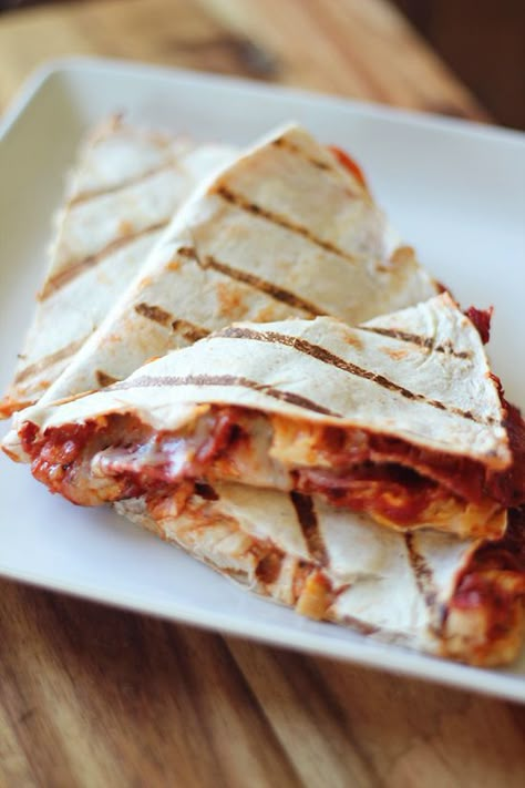 1High fiber/low carb wrap or flatbread. 1/8 cup Pizza sauce. 1/4 cup Shredded mozzarella or 1 cheese stick. 1 tbs Parmesan cheese. 1/2 tsp Italian blend or pizza seasoning. 4 oz Thinly sliced ham or turkey lunchmeat. Optional: 3-4 Turkey pepperonis, (microwaved on a paper towel for 30-60 seconds until crisp like bacon) Pizza Panini, Keto Lunches, Low Carb Wraps, Low Carb Pizza, Carb Meals, Think Food, Easy Lunch, Quick Lunches, Quesadillas