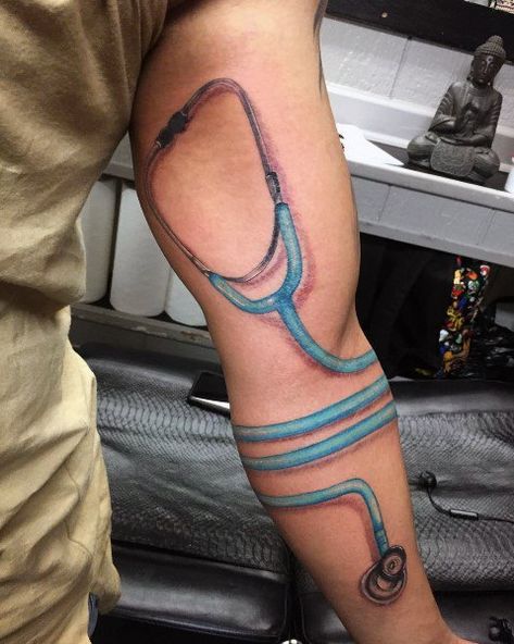 30 Stethoscope Tattoo Ideas For Men - Cardiology Designs Obgyn Tattoo Ideas, Respiratory Tattoo Ideas, Travel Nurse Tattoo, Medicine Tattoo Ideas, Healthcare Tattoo, Stethoscope Tattoo, Ems Tattoos, Tattoo Leggings, Animal Sleeve