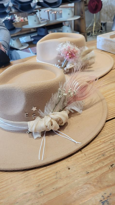 Custom Cow Girl Hats, Custom Cowboy Hat Bands, Cowgirl Hat With Flowers, Hat Bar Wedding, Cowgirl Hat Decoration, Decorated Fedora Hats, Decorate Cowgirl Hat, Cowgirl Hats Decorated, Hat Bar Display Ideas