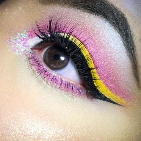 Outfits Con Rosa, Fucsia Outfit, Maquillaje De Ojos, Eye Makeup, Yellow, Makeup, Instagram, Make Up