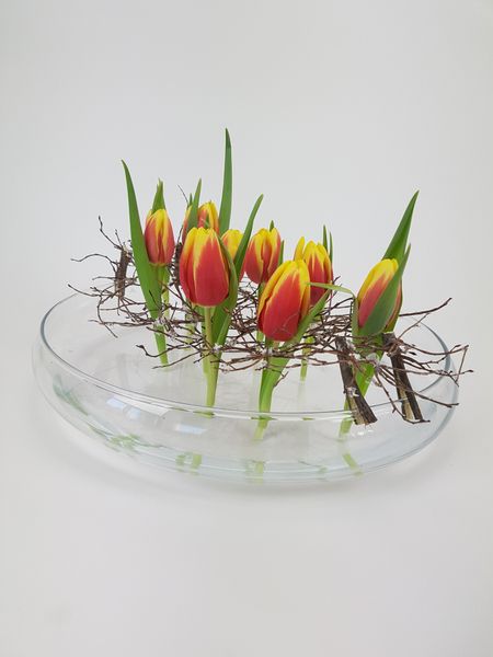 Contemporary flower arranging mechanics Flower Mechanics, Tulpen Arrangements, Ikebana Sogetsu, Floral Art Arrangements, Storage Ideas Diy, Easter Flower Arrangements, Tulips Arrangement, Spring Flower Arrangements, Craft Room Furniture