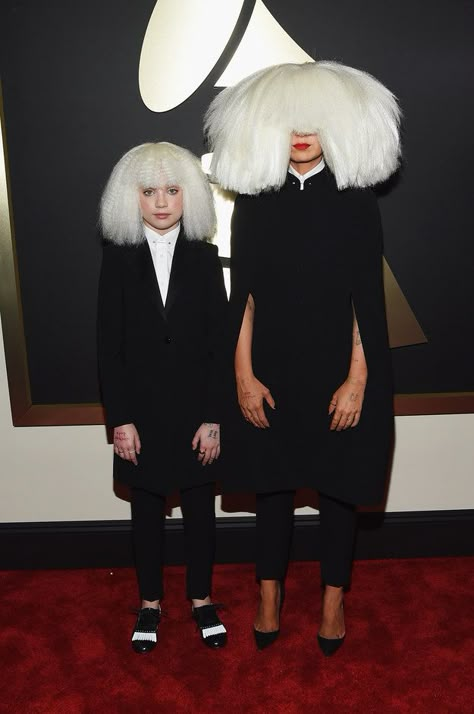 Sia & Maddie Ziegler/// Could make a great halloween costume Maddie Ziegler Sia, Sia And Maddie, Sia Chandelier, Grammys 2015, Platinum Wigs, Grammy Red Carpet, Black And White Outfits, Dance Moms Maddie, Grammy Awards Red Carpet