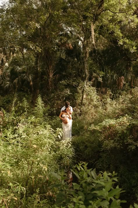 Maternal Photoshoot Ideas, Maternity Shoot In Nature, Maternity Photoshoot In Woods, Maternity Photography Outdoors Spring, Green Maternity Shoot, Whimsical Maternity Photos, Botanical Maternity Shoot, Maternity Shoot In The Woods, Castle Maternity Shoot