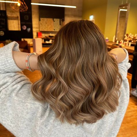 Bronde Hair🤎 #meraki #merakiexperience #merakihair #merakihairdesign #brondehair #babylights #balayage #balayageexpert #hairgoals #lookoftheday #coiffeur #winterthur Babylights Hair Brunette, Baby Lights Brown Hair, Babylights Brown Hair, Caramel Brown Hair Honey, Sunkissed Balayage Brunettes, Caramel Brunette Hair, Brown Hair Colors With Highlights, Balayage For Brown Hair, Baby Lights Hair