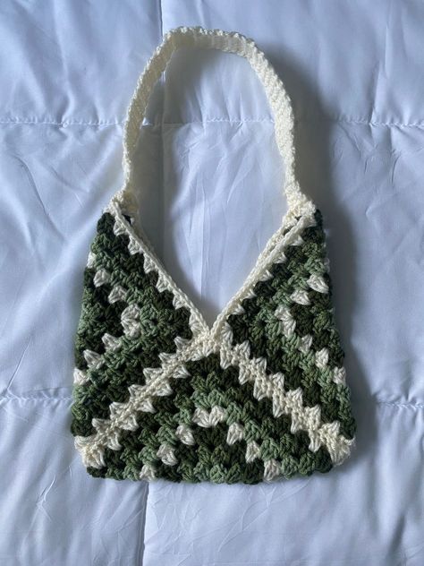 3 Granny Square Bag, Grey Crochet Projects, What To Make With Granny Squares, What To Do With Granny Squares, Crochet Granny Square Ideas, Things To Make With Granny Squares, Granny Square Crochet Ideas, Crochet Granny Square Projects, Crochet Square Bag