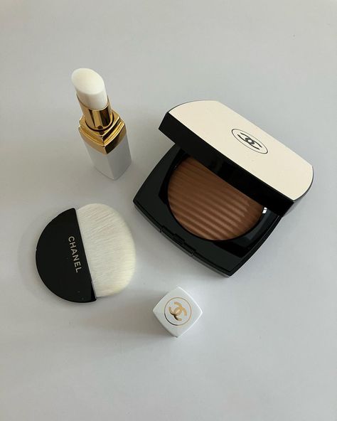 Chanel Beauty Aesthetic, Cosmetics Aesthetic, Makeup Luxury, Girl Essentials, Chanel Cosmetics, Chanel Les Beiges, Chanel Set, Chanel Beauty, Chanel Makeup