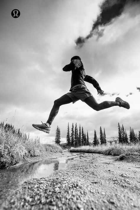 Running Photoshoot, Gym Gear For Men, Trail Running Photography, Running Pics, Running Pose, Running Photography, Mavericks Surfing, Running Photos, Sport Portraits