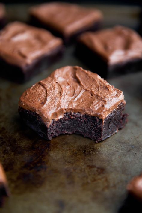 Double Chocolate Bourbon Brownies - Broma Bakery Bourbon Brownies Recipes, Frosted Brownies Recipe, Guinness Brownies, Snickers Brownies, Bourbon Brownies, Boozy Baking, Guinness Chocolate, Brownies Recipes, Whipped Ganache