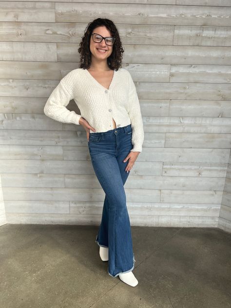 White cardigan, flare leg jeans and white booties Jeans With White Top, Bday Brunch, Blue Bootcut Jeans, White Booties, Button Down Cardigan, Flare Leg Jeans, Brunch Outfit, Jeans Button, White Cardigan