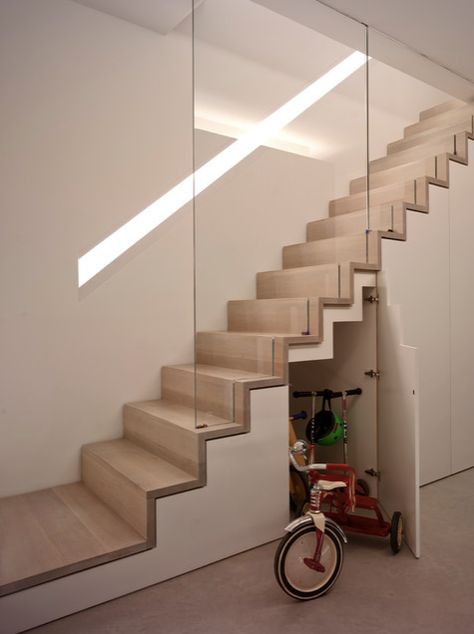 12 genius ideas for awkward under-stair space - Style Curator Contemporary Staircase Design, Wooden Staircase Design, تحت الدرج, درج السلم, Staircase Interior Design, Open Stairs, Contemporary Staircase, Flooring For Stairs, Staircase Storage