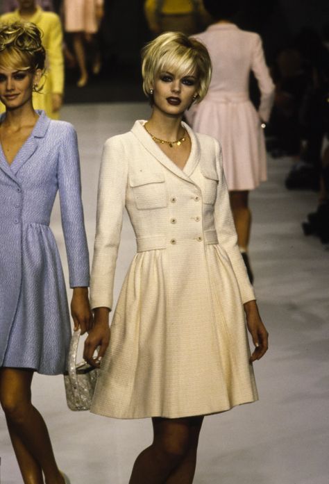 Chanel Spring 1996 Ready-to-Wear Fashion Show - Vogue Vintage Chanel Dress, Chanel 1996, Chanel Dresses, 90s Fashion Women, Chanel Runway, 90s Runway Fashion, Chanel Outfit, Mode Chanel, Chanel Dress