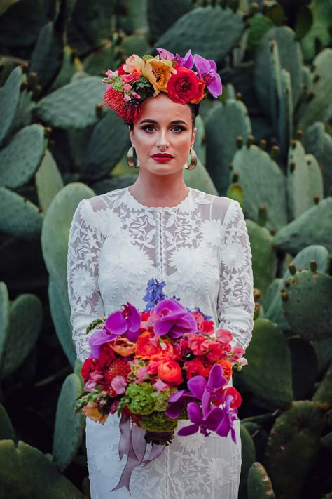 Frida Kahlo Frida Kahlo Flower Crown, Frida Kahlo Wedding, Mexican Themed Weddings, Mexican Wedding Dress, Fiesta Wedding, Food Photography Props, Mexican Fashion, Flowers In Her Hair, Boda Mexicana