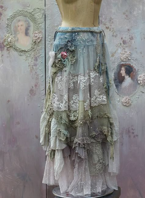 Chic Clothing Style, Look Boho Chic, Shabby Chic Clothes, Altered Couture, Mode Boho, Small Bathroom Ideas, Shabby Chic Wedding, Boho Skirts, Shabby Vintage