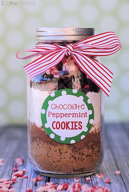 Cookie Mix In A Jar Recipe, Jar Food Gifts, Mason Jar Cookie Recipes, Mason Jar Cookies Mix, Mason Jar Christmas Gifts, Mason Jar Cookies, Chocolate Peppermint Cookies, Mason Jar Meals