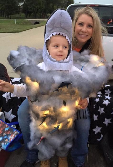 Inspiration & accessories for your DIY Sharknado halloween costume idea #halloween #costume #halloweencostumes #halloweencostume #costumes #doityourself #diycostume #diytutorial #costumeidea #costumediy #groupcostume #couplecostume #familycostume #kidscostume #selfmade #handmade #costumeselfmade #sharknado #sharknadocostume #sharknadogirlcostume #howtomakeasharknadocostume #diysharknado Diy Customes, Sharknado Costume, Sharknado Party, Balloon Costume, Storm Costume, Halloween Science, Halloween Fest, Halloween Costume Idea, Costume For Halloween