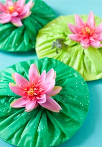 Wrap green plastic or tissue paper around a paper plate.  Tie the plastic/tissue together in the middle and stick a fake flower over the top.  Add a plastic frog for extra fun! Paper Lily, Weird Animals Vbs, Frog Theme, Easy Wrap, Party Projects, Pretty Party, Theme Halloween, Water Lilies, Lily Pads