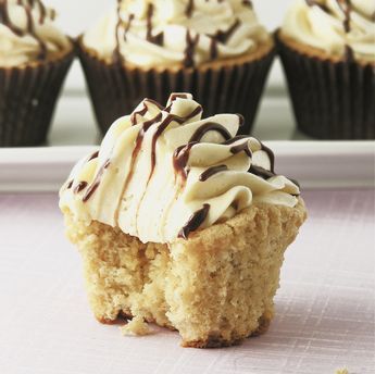 Baileys Irish Cream Cupcakes! Drunken Cupcakes, Adult Cupcakes, Irish Cream Cupcakes, Baileys Cupcakes, Baileys Irish Cream Recipes, Baileys Cake, Irish Cream Recipe, Boozy Cupcakes, Irish Desserts