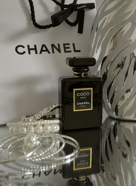 Coco Chanel Aesthetic, Koleksi Parfum, Patchouli Perfume, Perfume Chanel, Chanel Aesthetic, Black Perfume, Ariana Grande Perfume, Parfum Chanel, Chanel Perfume