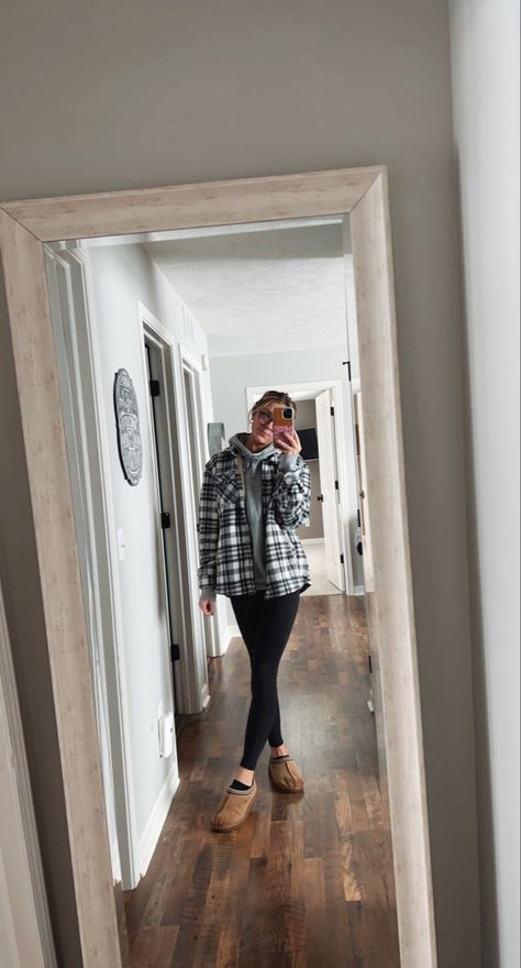 Flannel Comfy Outfit, Fall Aesthetic Outfit Flannel, Simple Flannel Outfits, Flannel Outfits School, College Hoodies Outfit, Flannel And Ugg Outfits, Leggings And Slippers Outfit, Gray Leggings Outfit Fall, Cute Flannel Outfits Fall Leggings