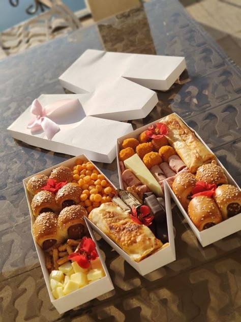 Waffle Box Packaging, Mini Breakfast Food, Waffle Restaurant, Packaging Snack, Graze Box, Lunch Catering, Food Boxes, Snack Platter, Brunch Restaurants