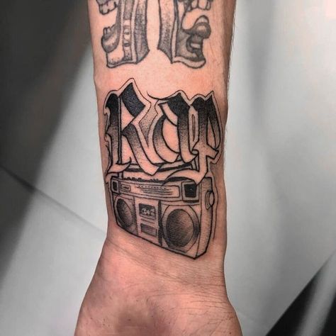 Grand Theft Auto Tattoo Ideas, Hiphop Tattoo Old School, Tattoo Grafite, Hiphop Tattoo, Rap Tattoo, Mens Arrow Tattoo, Hip Hop Tattoo, Half Sleeve Tattoo Stencils, Bull Skull Tattoos