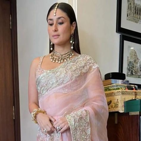 Sari Draping, Celeb Wedding, Peach Outfit, Ratna Pathak, Kareena Kapoor Saree, Wedding Hairdo, Gothic Cake, Peach Clothes, Saree Styling