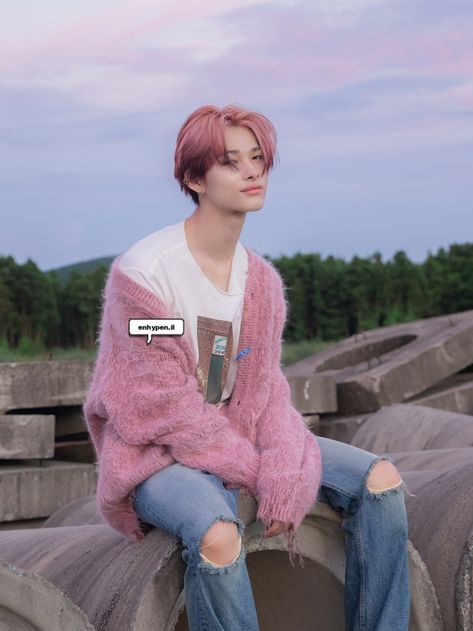 enhypen ni-ki pink hair edit Niki Hair Color, Niki Enyphen, Asian Boy, Husband Material, Blonde With Pink, Different Hair Colors, Sweet Pie, Baby Ducks, Airport Fashion