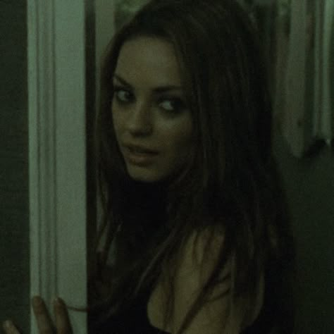 mila kunis - black swan Mila Kunis Gif, Mila Kunis Makeup, Black Swan Movie, Nostalgia Aesthetic, Swan Queen, Mila Kunis, Model Aesthetic, To The Moon And Back, Black Swan